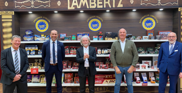 European Candy Kettle Award für Prof. Hermann Bühlbecker - v.l.: ECKC-Schatzmeister Rainer Runkel (Winkler und Dünnebier Süßwarenmaschinen), ECKC-Vizepräsident Thomas Bischof (Bühler AG), Prof. Hermann Bühlbecker (Lambertz Gruppe), ECKC-Präsident Leo Tanis (Tanis Confectionery ) und Thomas Sollich (Sollich KG) - Quelle: Lambertz